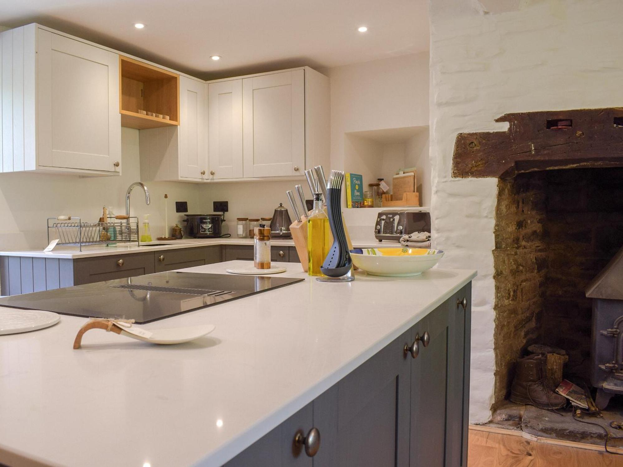 Lower Goytre Farmhouse Llanfair Waterdine Exteriör bild